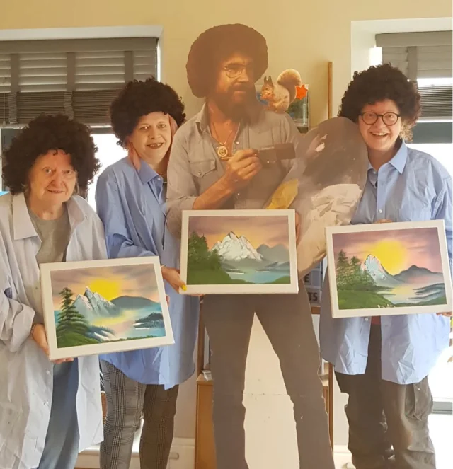 A pleasure to welcome back Kathy to the studio. This time joined by her sis and Mum to celebrate a significant birthday!🎂🎉

Kathy and I worked together at Age Cymru where I looked after their creative ageing programmes.

We don't have much choice about the ageing part but I know I'm preferring to do it creatively!

Happy weekend y'all 👨‍🎨🎨