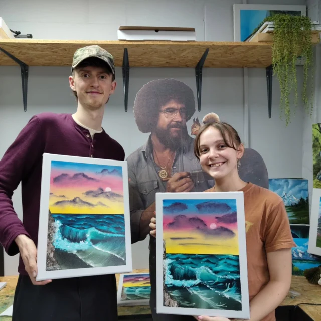 Full house at the Cardiff studio today taking on the tricky challenge of water and the breaking wave. Love the vibrant colours in this one and the big smiles on faces too!

I'm off on my holibobs for the next few weeks... but will be back with the autumn/winter schedule at the end of the month. 

Happy painting y'all. See you in the Fall!

 #howisitseptemberalready

🗓️🍂❄️🧑‍🎨🧑🏼‍🎨🎨