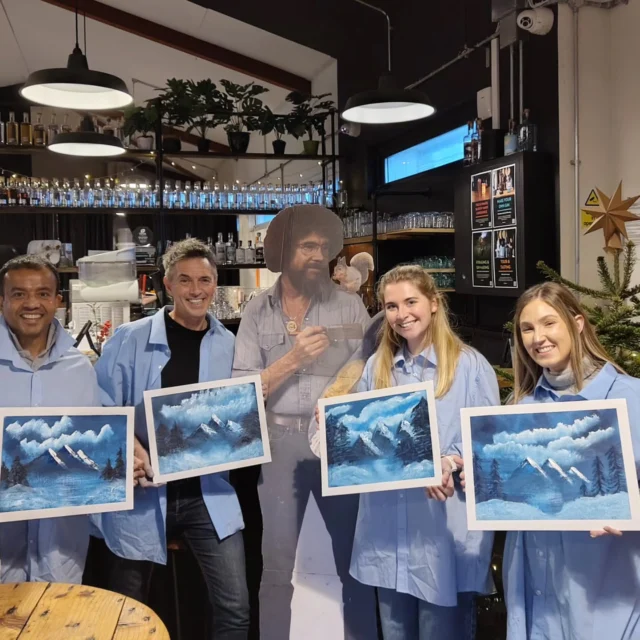 It's beginning to look a lot like Christmas!🧑🏼‍🎄🎨🎄

Starting to feel the festive cheer, getting my paint on with these lovely peeps this afternoon. 

Thanks to @silvercircledistillery for my first mince pie of the season!