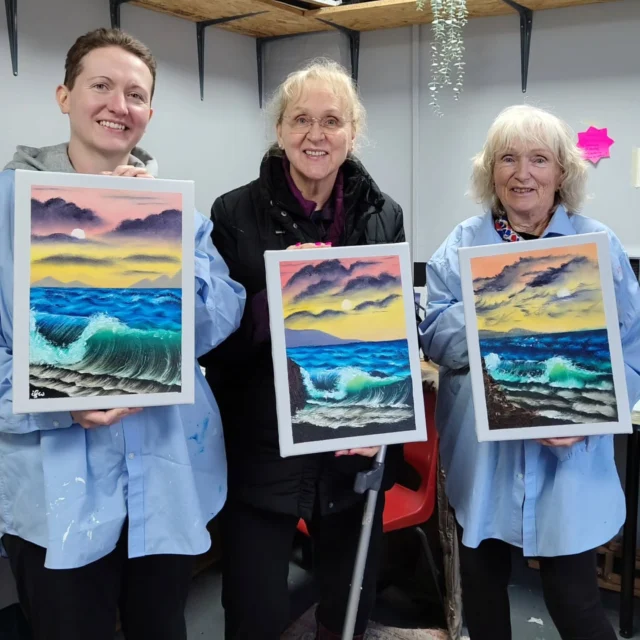Fab session with these guys, braving the rain, wind and crazy busy Christmas parking mayhem to totally boss this seascape. Fancy giving it a try?...or even gifting a session for that special someone this Christmas.

 I do vouchers! 👌🏼🧑🏼‍🎄🎨🎄💪🏼 Message me and  I'll pop one in the post. #christmaspresent #supportlocalbusiness #supportindependent #experience