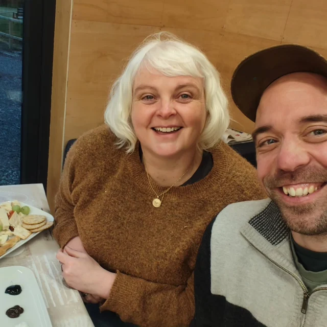 Paint and sip with a difference cest soir with a rare Friday night out with Mr Little Tree. 

1. Draw a circle
2. Draw the rest of the owl

Thanks to our model Popeye, the 27 year old European Eagle Owl and for @britishbirdofpreycentre for being such good hosts. 

A fab evening.