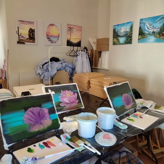 Thoroughly enjoyed the first Floral Friday yesterday, introducing Debbie and Chris to the world of wet on wet technique oil painting, floral style. 

More floral sessions will start to bloom over the summer so keep your eyes peeled 👀 

But don't leave it to chance, and be the first to hear when they go live by joining my mailing list. #firstdibs

Happy painting y'all.